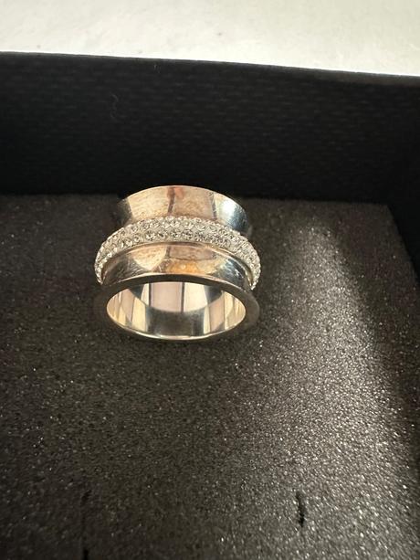 Prsteň strieborný hrubý s kamienkami typ obrúčka,