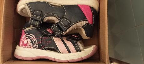 Sandálky, lasocki,22