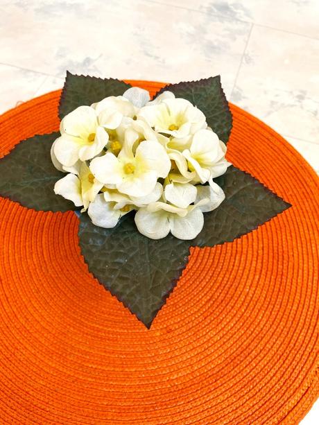 Azalka v keramickom črepe,