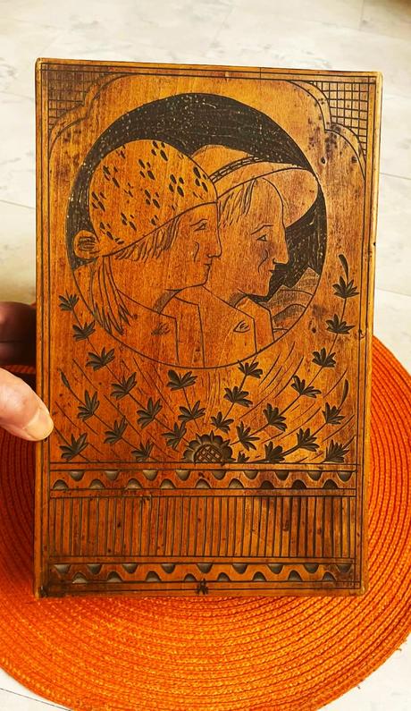 Drevená starožitná vyrezávaná kazetka, 