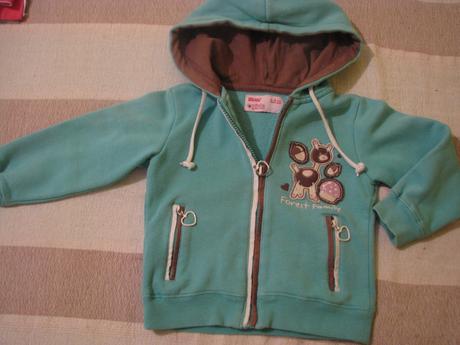 Zachovalá jemne zateplená zelenotyrkysová mikinka, reserved,98