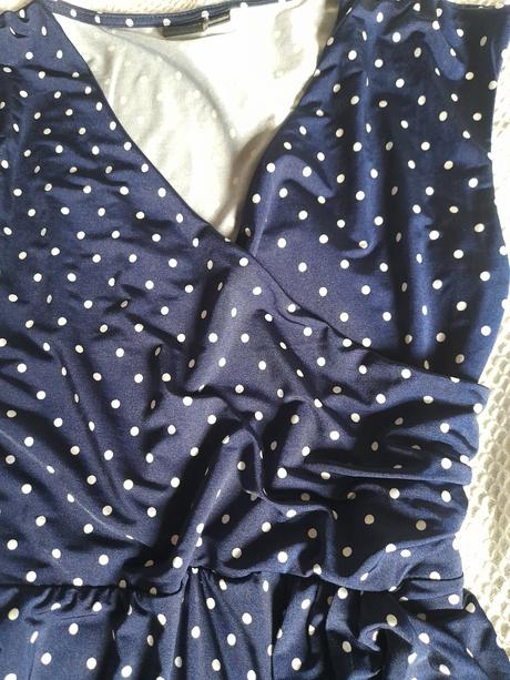 Tmavomodre bodkovane saty, m