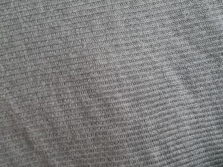 Dúhové pletené pončo  s guličkami z kožušinky, 