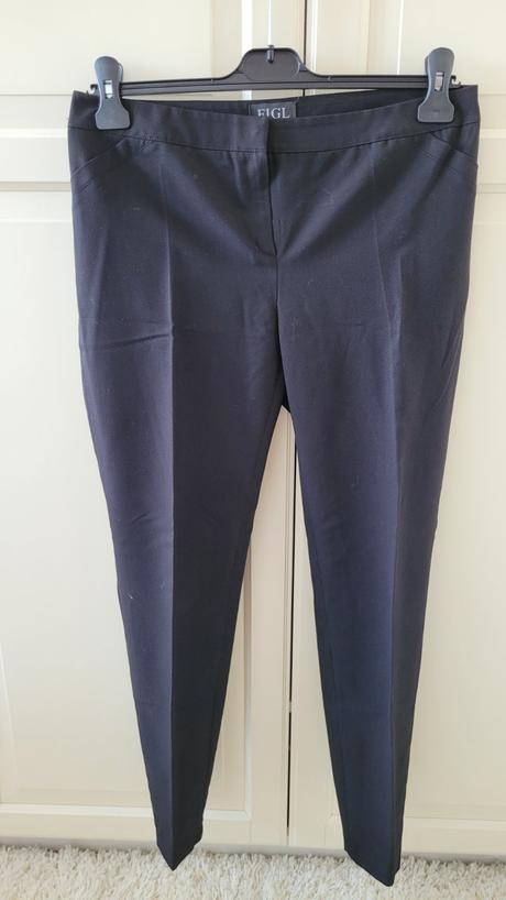 Čierne nohavice s pukmi, 38 / 42