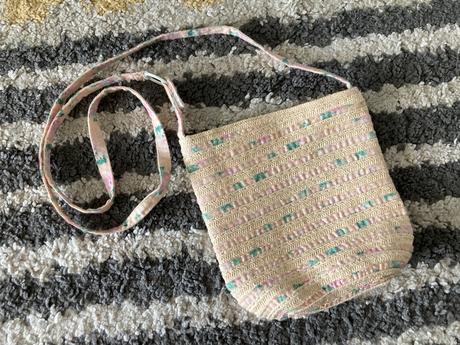 Malá slamená kabelka, 