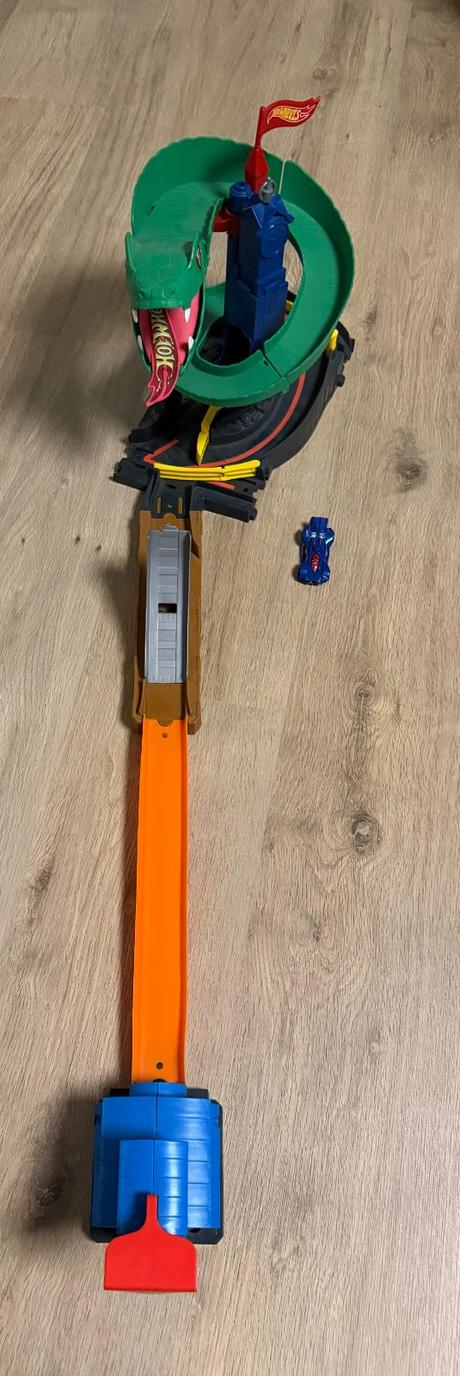 Dráha hot wheels "zatoč s kobrou", 