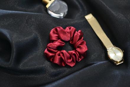 Bordová mini scrunchie gumička, 