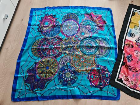 Šatka- satenová , tyrkysová, naživo žiarivejšia,