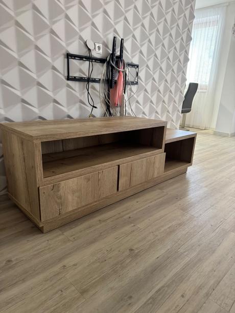 Stolík pod tv, 