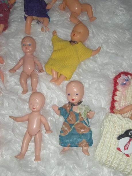 Igra, plaváček, staré bábiky, 