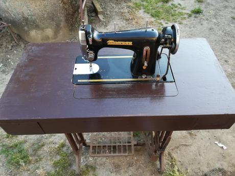 Predám starý šijací stroj minerva 122, 