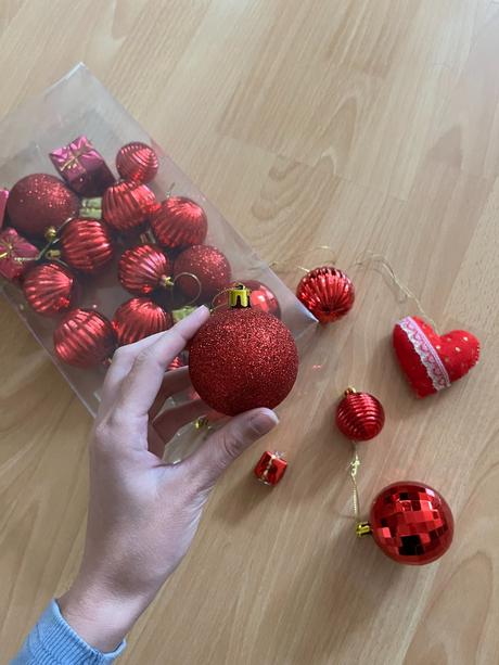 Červené vianočné ozdoby, 