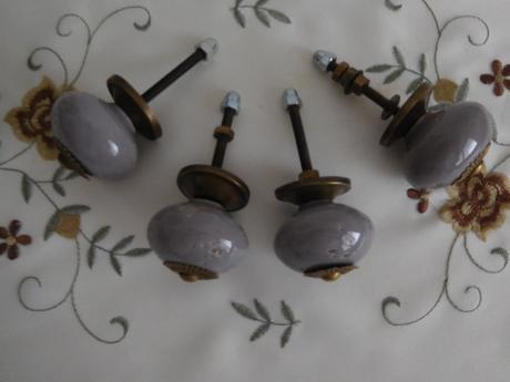 Porcelánové úchytky na nábytok,, 