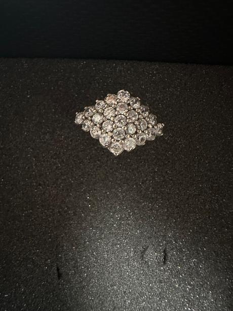 Strieborný prsteň so zirkónmi,