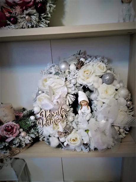 Biely vianočný venček s dievčatkom, 