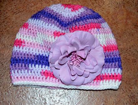 Háčkovaná čiapočka s kvetom , 122