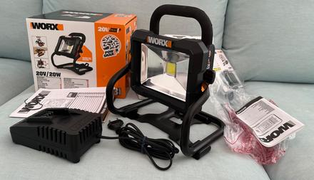 Aku pracovné svetlo worx 20v wx026.9 s aku a nabíj,