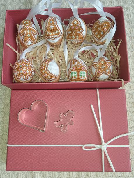 Vyšívané vianočné oriešky " medovníčky", 