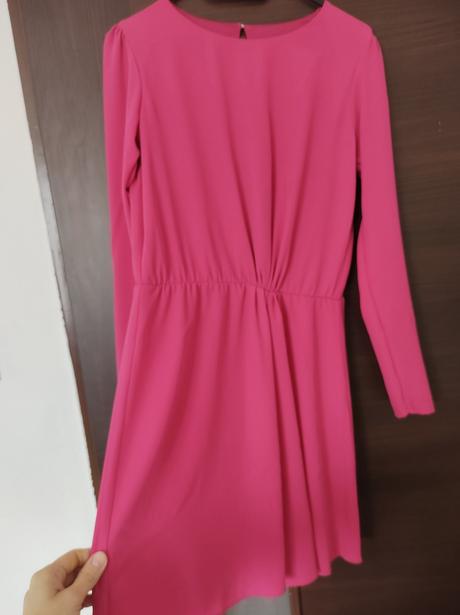 Cyklamenovè šaty, s