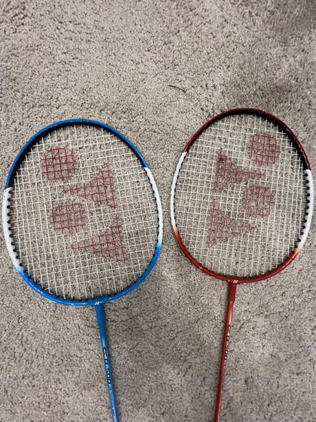 Yonex b500 bedmintonová raketa 2 ks, yonex
