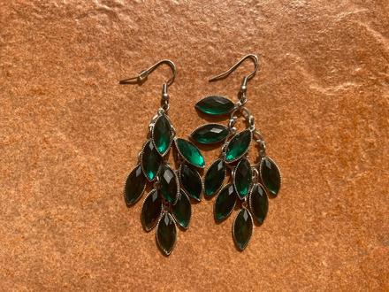 Nausnice tmavo zelene,