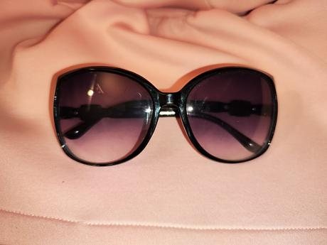 Čierne elegantné slnečné okuliare,