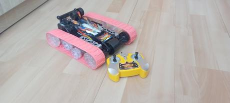 Pásové akrobatické auto na ovladanie,