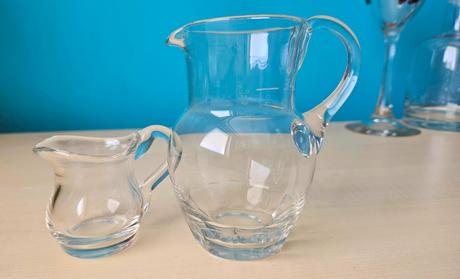 Dva malé džbánky z číreho skla, 
