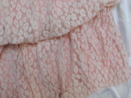 Velmi pekne čipkovane šaty, 110
