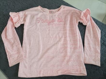 Pekný ružový svetrík s volánikmi, 134