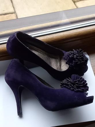 Fialové lodičky, 36