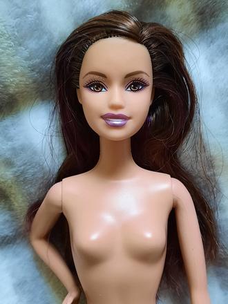 Barbie bruneta s fialovým melírom,