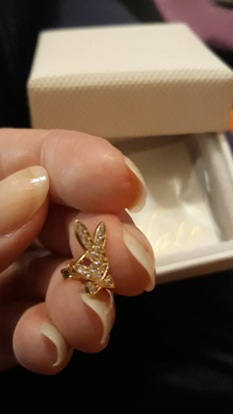 Playboy zajačik naušnička, 