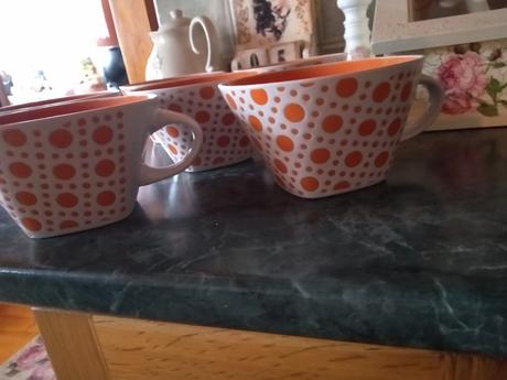 Šálky oranžová bodka, 