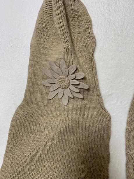 Krásny elegantný béžový šál s kvetom,