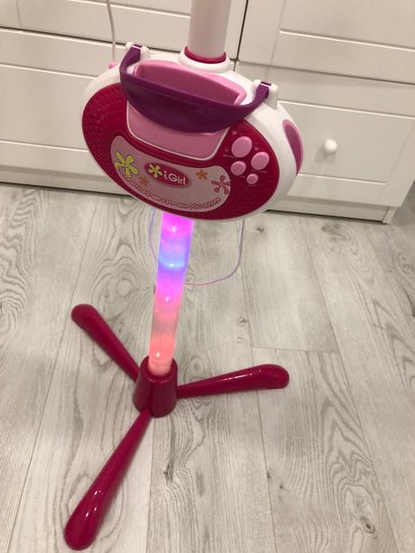 Mikrofon, gitara a klavirik, 