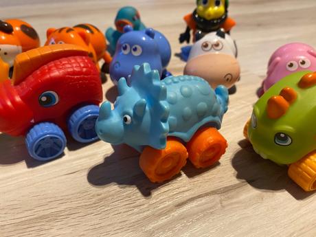 Malé dinosaury autá, zvieratká s krútiacimi hlavam, 