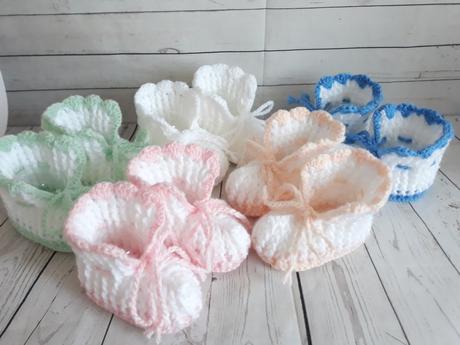 Rôze farby háčkované kojenecké papučky/capačky, 