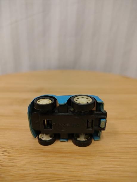 Modré autíčko na zotrvačník, mini racer, 5 cm, 