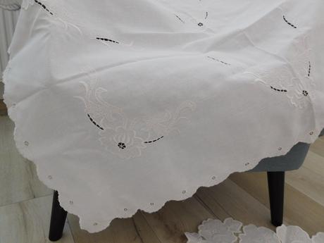 Obrus biely vyšívaný na stroji/menšie ručne vyšité,