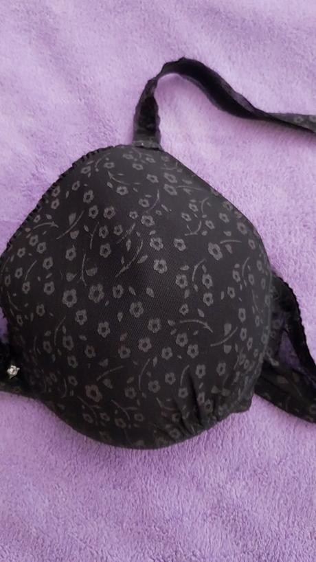 Čierna vystužená podprsenka s potlačou kvetov, 95b