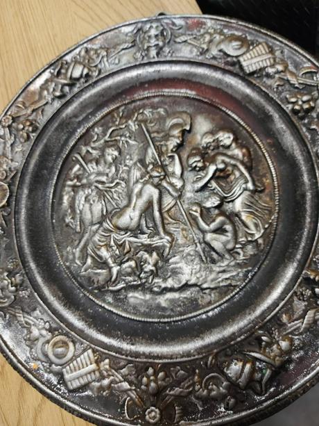 Reliéfny tanier,
