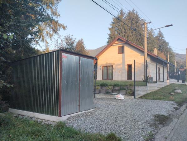 Ladí dizajn dreva s krémovou fasádou?