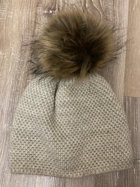 Krásna teplá nová zimná čiapka s krásnym brmbolcom, 