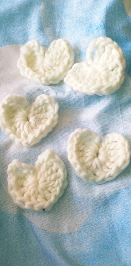 Háčkovane kvietky a srdiečka, 