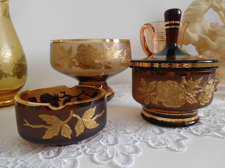 Sklo hnedasté, poháre na nožičke,poháre na limonád,