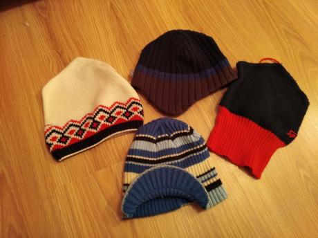 4 chlapčenské čiapky - cena spolu,