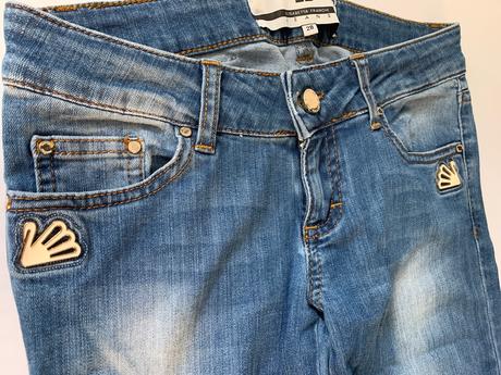 Rifle s krasnym detailom, 28