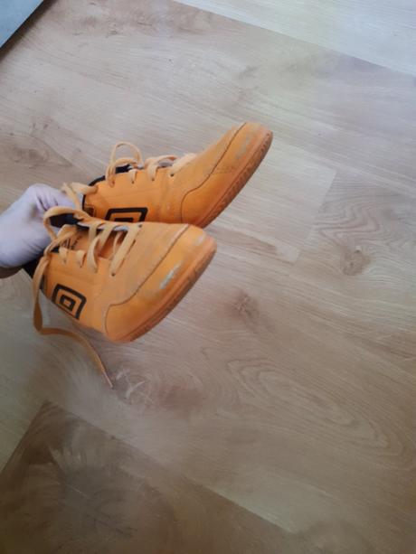 Oranžové halovky, umbro,35