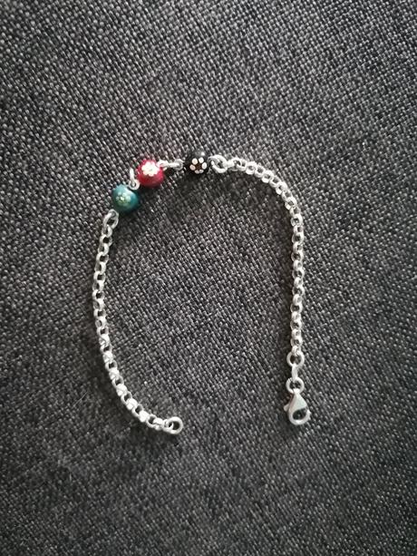 Strieborný náramok s 3 smaltovanými srdiečkami,